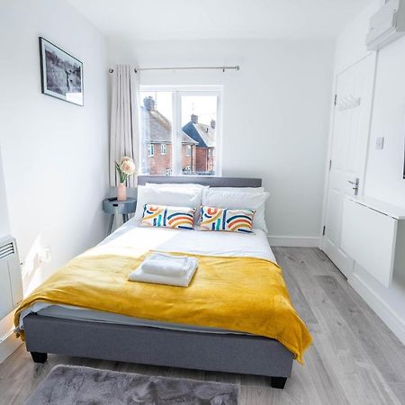 No 01 Small Studio Flat In Aylesbury Town Station Екстер'єр фото