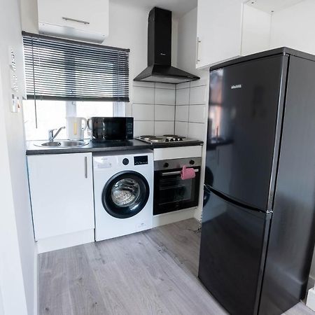 No 01 Small Studio Flat In Aylesbury Town Station Екстер'єр фото