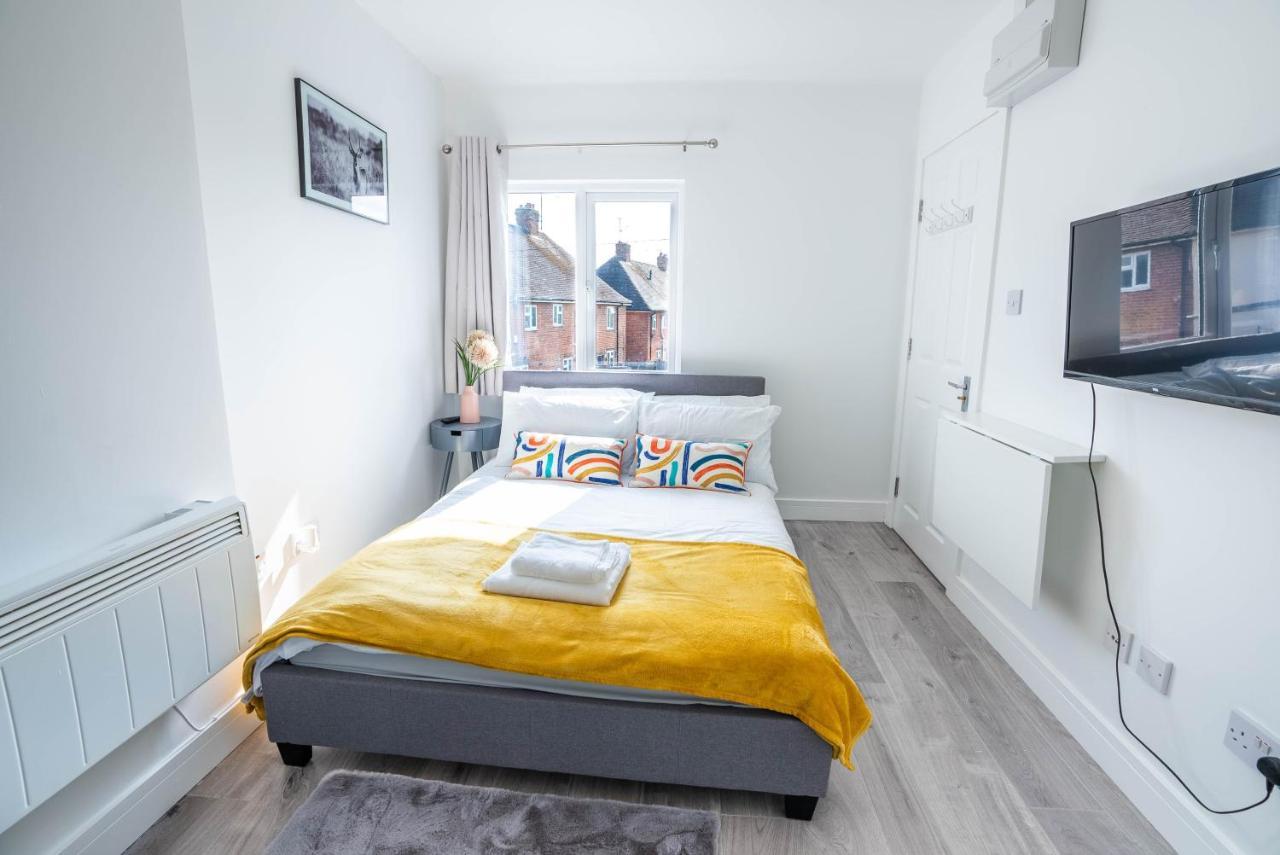 No 01 Small Studio Flat In Aylesbury Town Station Екстер'єр фото
