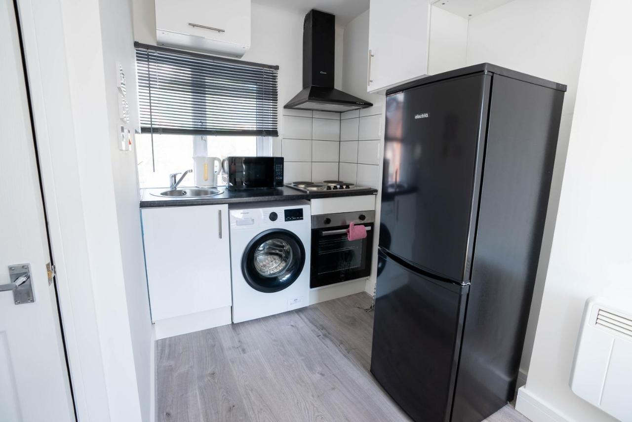 No 01 Small Studio Flat In Aylesbury Town Station Екстер'єр фото