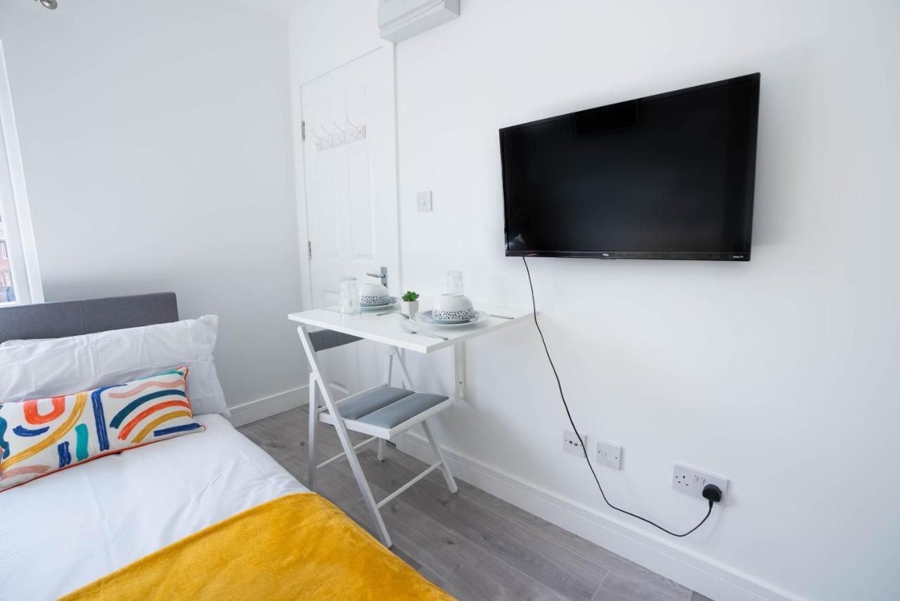 No 01 Small Studio Flat In Aylesbury Town Station Екстер'єр фото